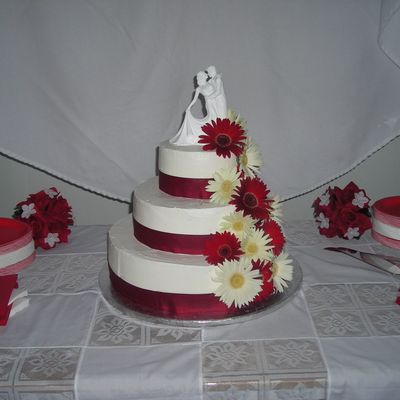 Red And White Daisy Cake