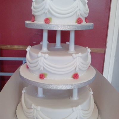 Round Wedding Cake With Swags