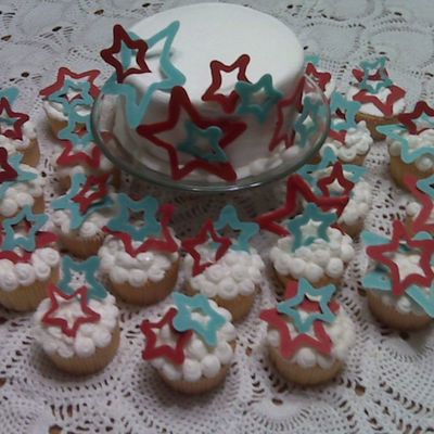 Fourth Of July Mini Cake And Cupcakes
