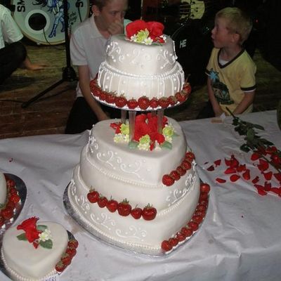 Red And White Wedding Cake