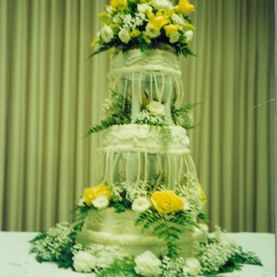 Pearl_Cascade_Wedding_Cake.jpg