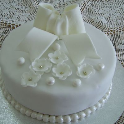 White Bow With Daisies And Pearls