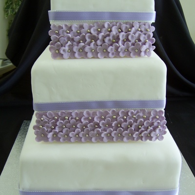 Dummy Wedding Cake With Fondant Daisy's