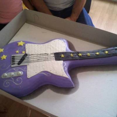 Hanna Montana Guitar Cake
