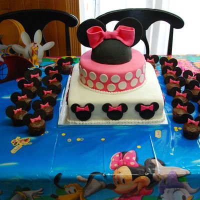 Minnie Mouse Cake And Cupcakes