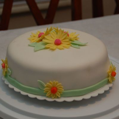 Fondant Covered Daisy Cake