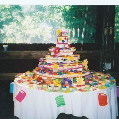 Hawaiian_Wedding_Cupcake_Tree.jpg