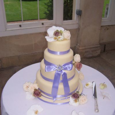 Vintage Brooch Wedding Cake