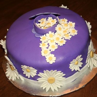 Gumpaste Daisies Cake