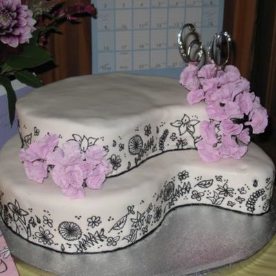 Paisley Cake W/black Piping