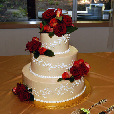 Mocha Cake With Red Roses