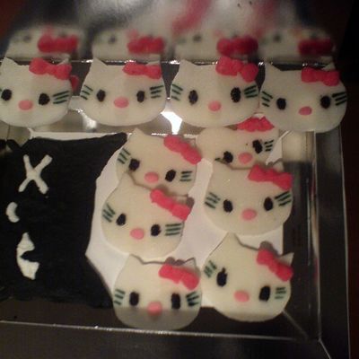 Hello Kitty Cupcake Toppers