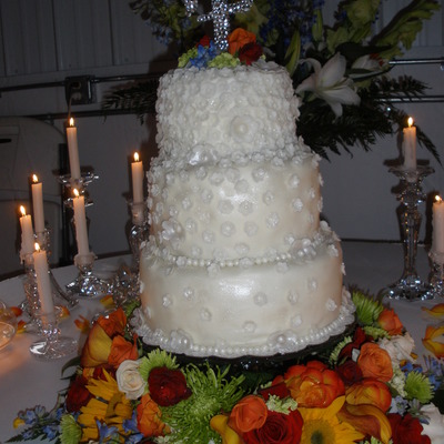 "white Daisy Wedding Cake"