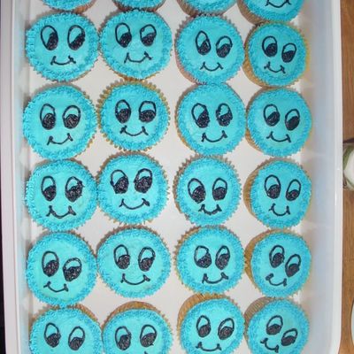 "thomas" Face Cupcakes