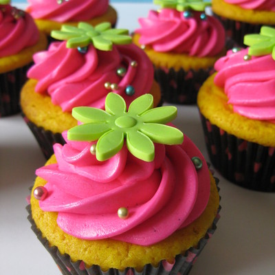 Fuchsia Buttercream With Green Rose