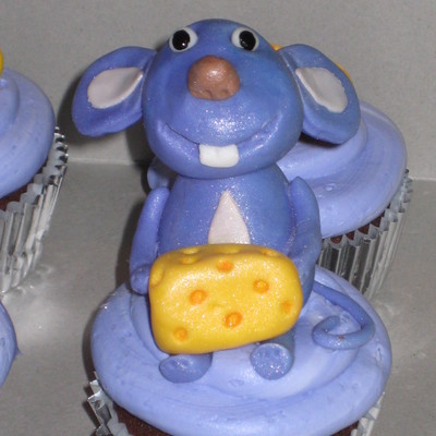 Gumpaste Mouse With Cheese Wedge