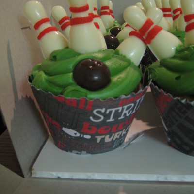 Christmas Bowling Cupcakes