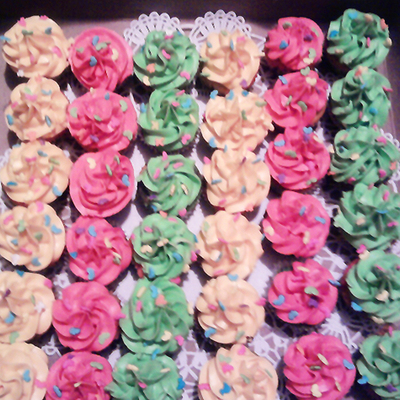 Minicupcakes With Buttercream Swirl