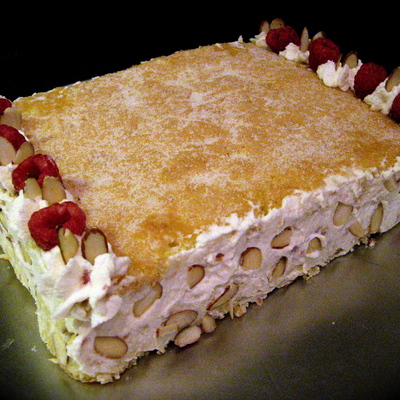 Almond And Raspberry Sponge Cake