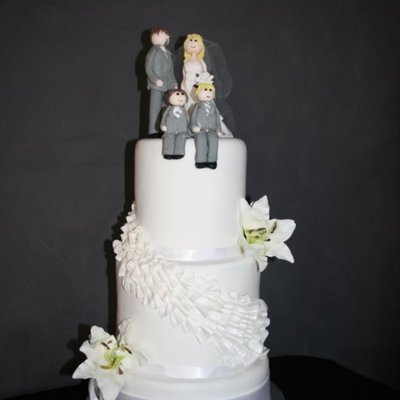 3-Teired Wedding Cake With Figurines And Long Train