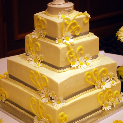 Wedding Cake With Daisies