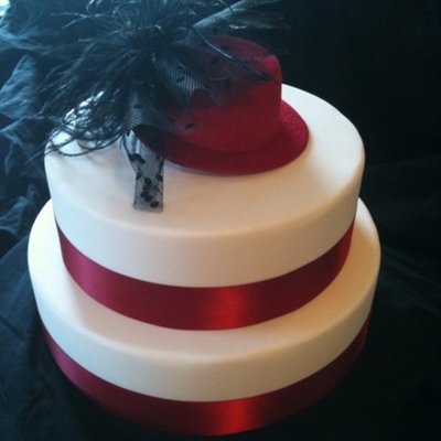 Wedding Cake With Hat For The Races
