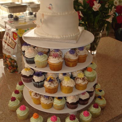 Floral Wedding Cake & Cupcakes