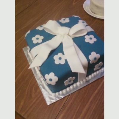 Wilton Course 3 Present Cake