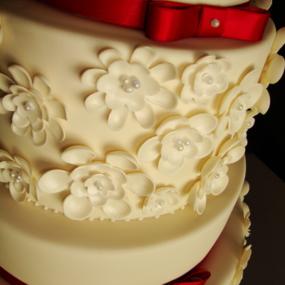 Ivory/burgundy Daisy Cake