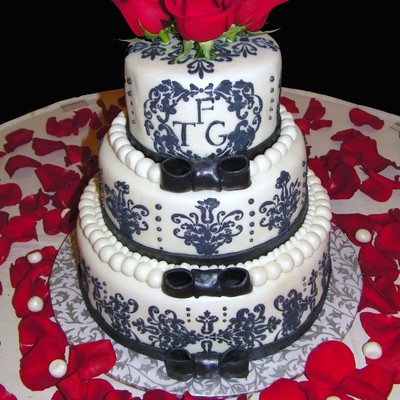 Black & White Royal Elegence Wedding Cake