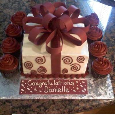 Present Cake With Cupcakes