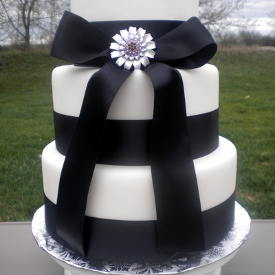 White & Black Wedding Cake