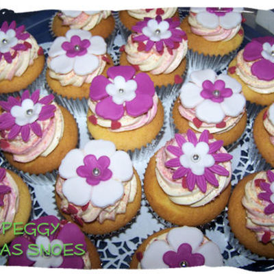Flowercupcakes For A Birthday Of A 15Year Old Girl