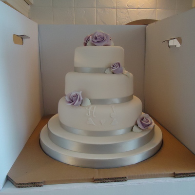Sturdy Box For Transporting Stacked Cakes