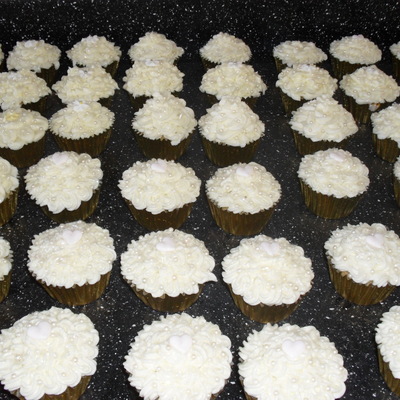 Cream & Pearl Cupcakes
