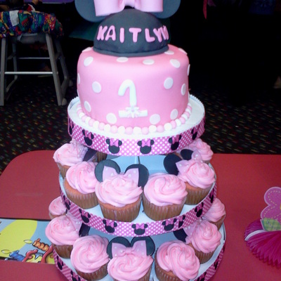 Minnie Mouse Cake And Cupcakes
