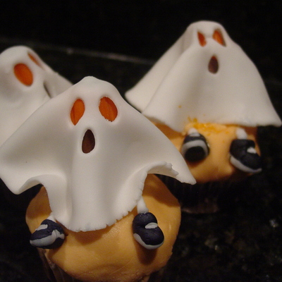 Fondant Ghost Cupcakes