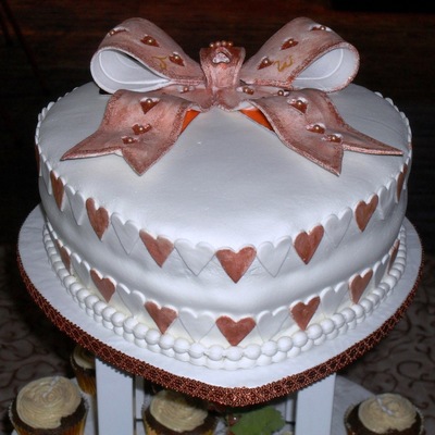 Heart Shaped Wedding Cake And Cup Cakes