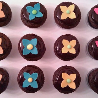 Hawaiian Luau Theme Cupcakes