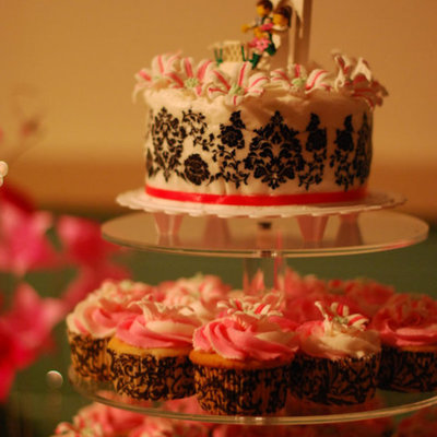 Wedding Cake And Cupcakes