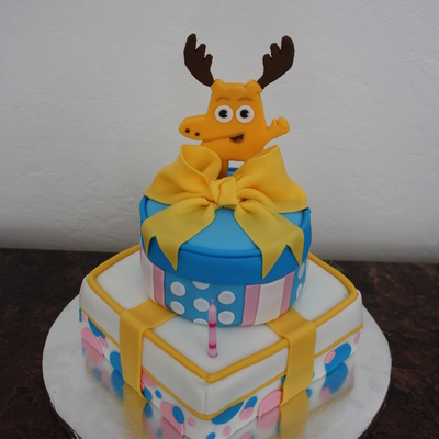 Moose A. Moose Present Cake