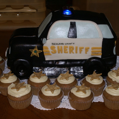 Police Car And Sheriff Badge Cupcakes