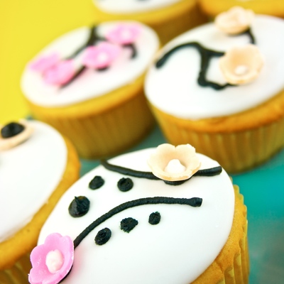 Fondant Flowered Cupcakes