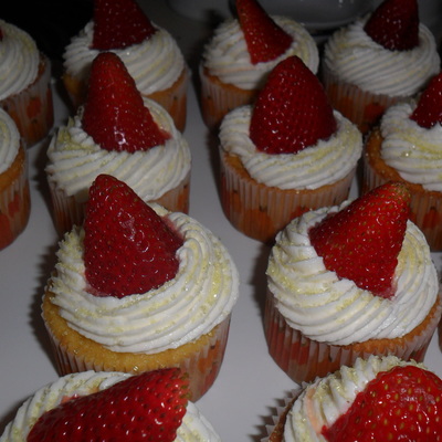 Strawberry Lemonade In A Cupcake!