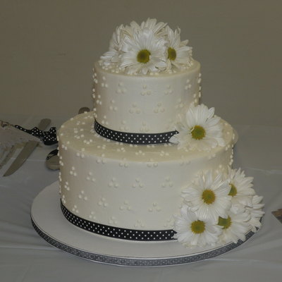 White Daisy Cake