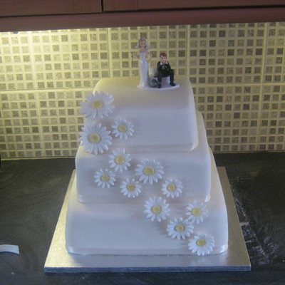 Ivory Cake With Daisies
