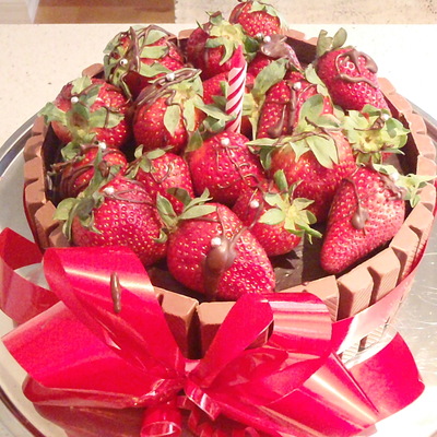 Kit Kat Strawberry Basket Chocolate Cake