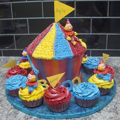 3D Circus Tent And Cupcakes