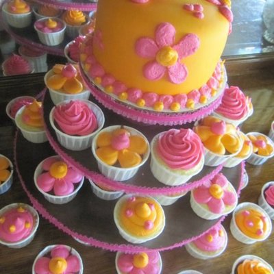 Round Cake W/ Cupcakes