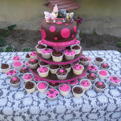 Round Cake With Cupcakes